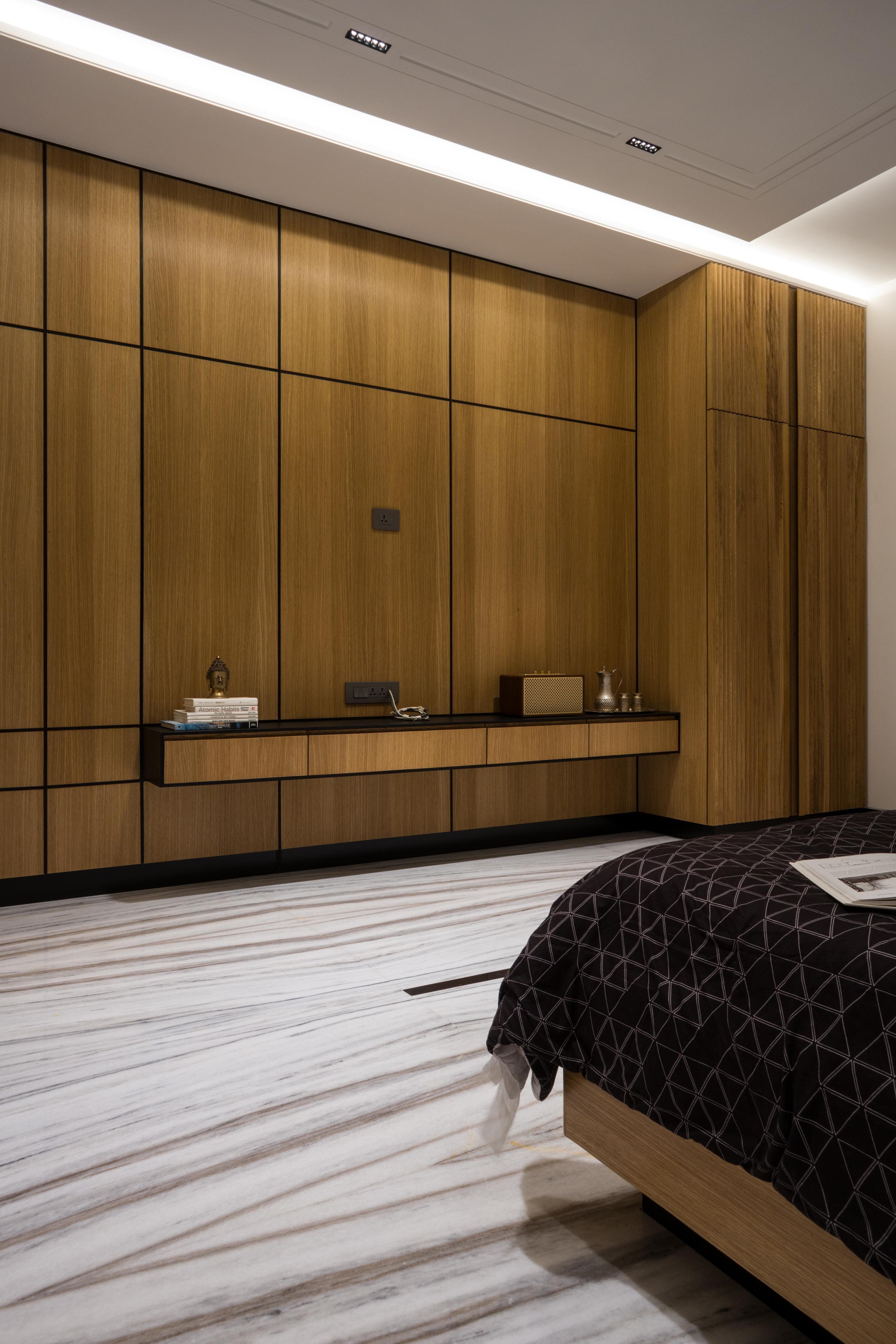 Decorative wall with wooden panels