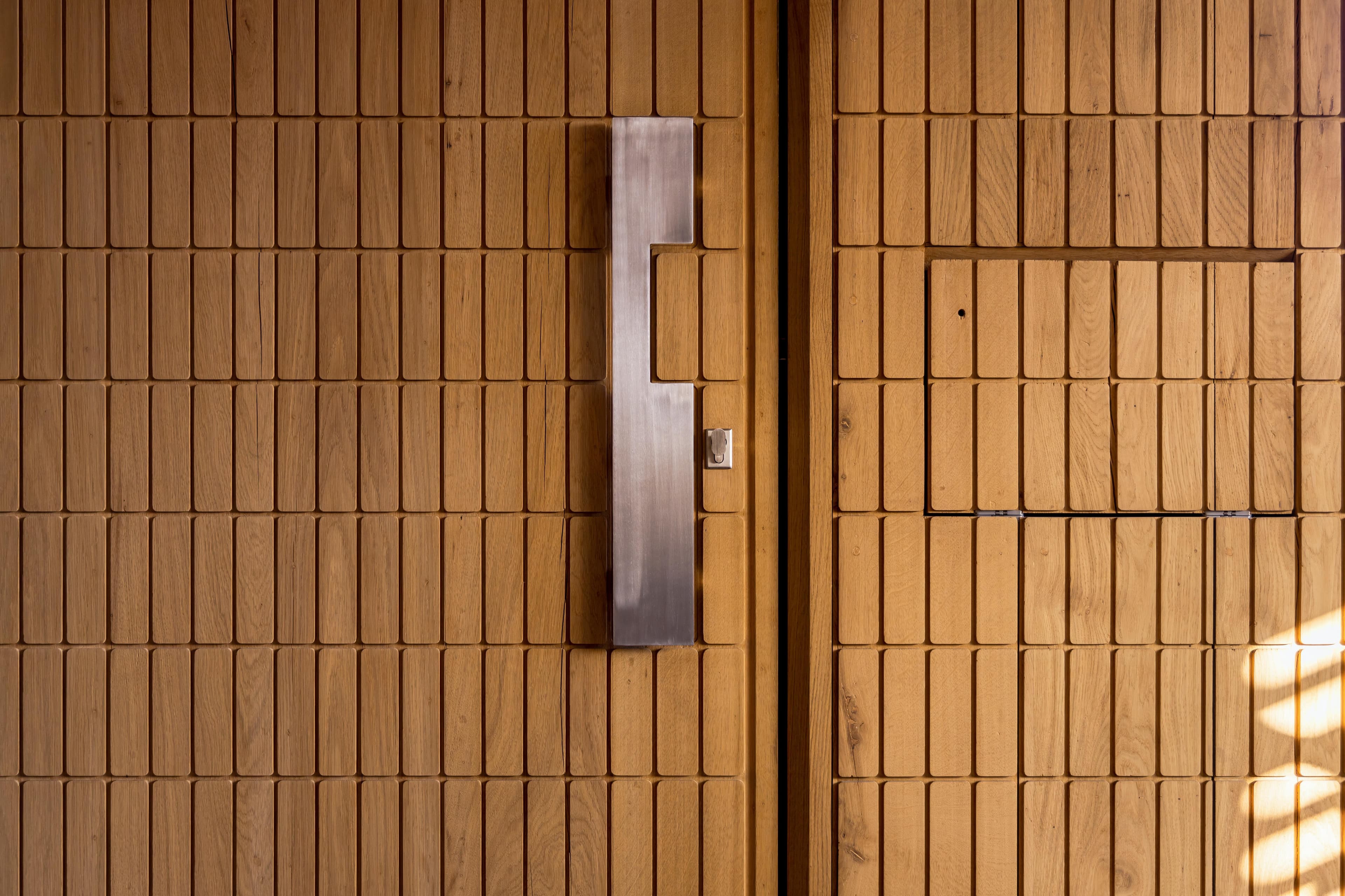 Minimalistic office design with wooden surfaces